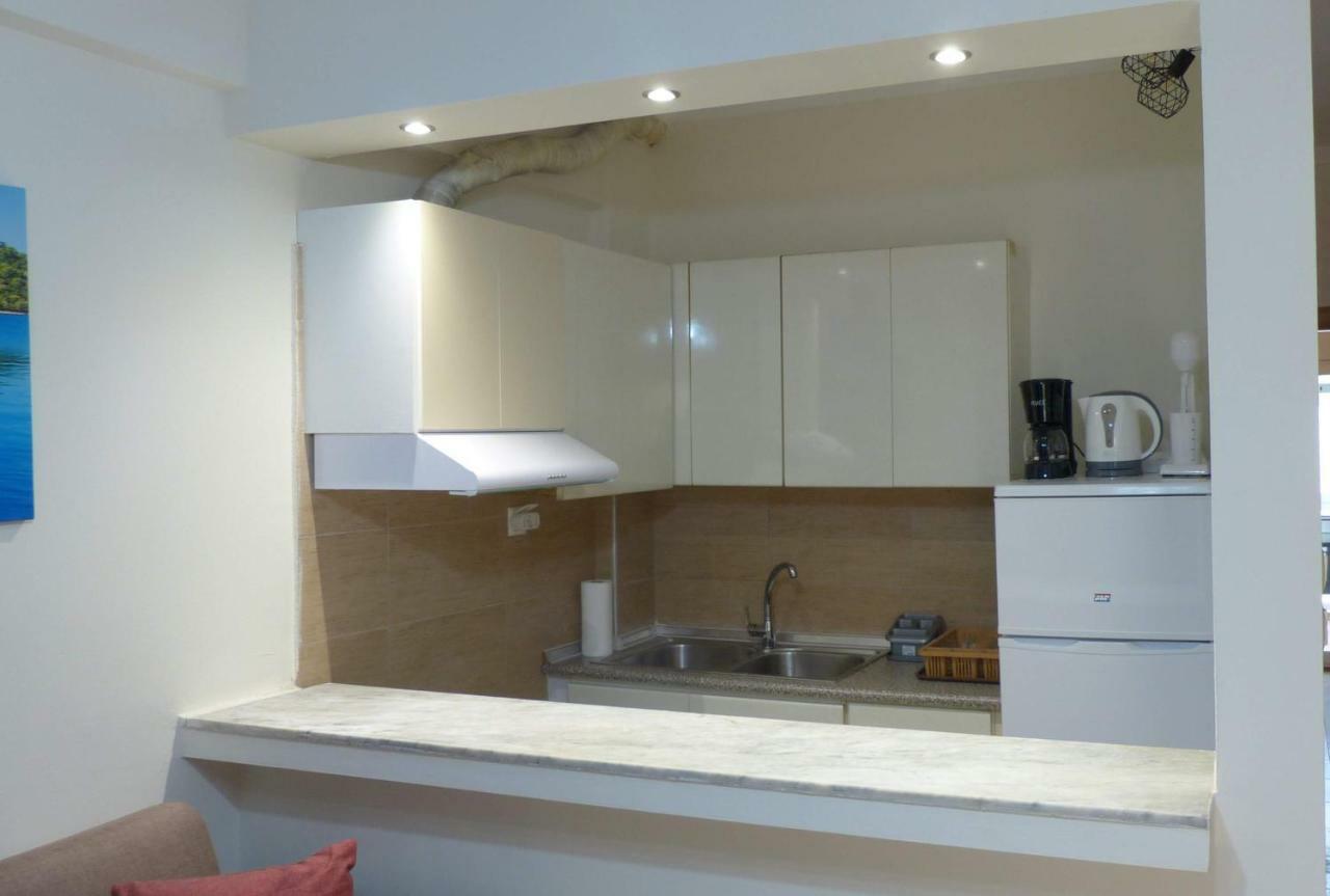 White Apartment 70M From The Sea Nea Peramos  Ngoại thất bức ảnh